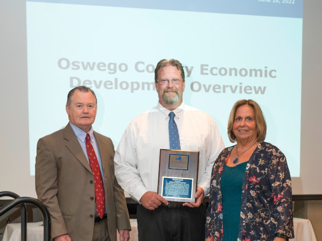 Operation Oswego County Presents Award to Oswego County Airport