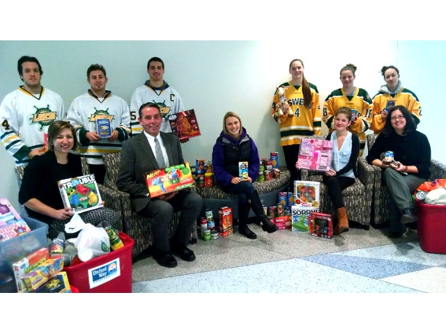 SUNY Oswego Hockey Teams Support United Way 2016 Campaign