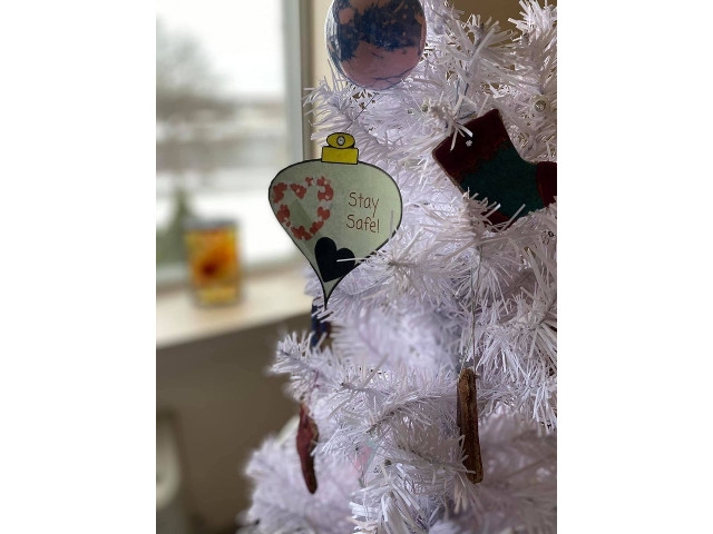 OMS Generosity Project Donates Ornaments to Bishop’s Commons