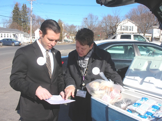 Oswego Mayor Billy Barlow Aids OCO Meals on Wheels Program