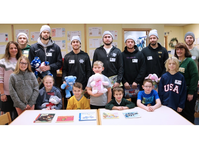 Oswego State Men’s Ice Hockey Team Reads to Minetto Students
