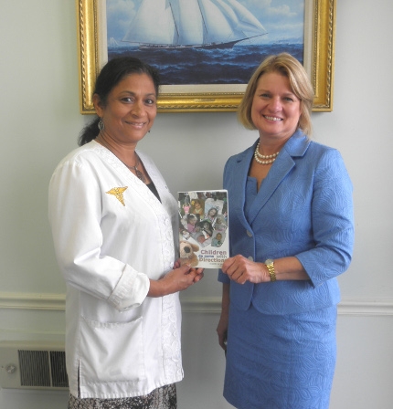 Dr. Padma Ram supports United Way `Guide for Parents` book